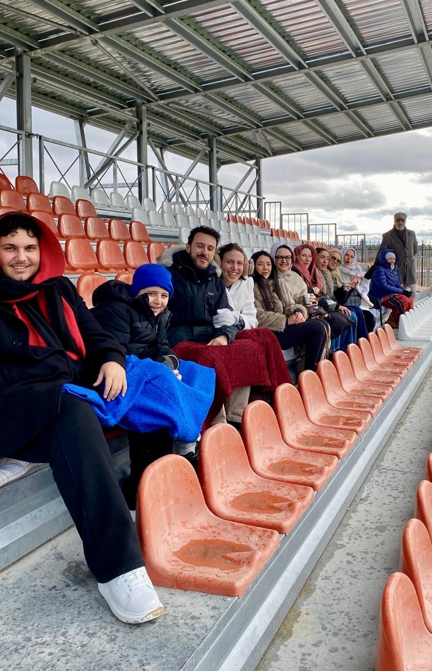 Tribünde Alacaatlı Spor Kulübü aileleri ve taraftarları